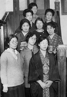 On December 13, 1926, the 2nd anniversary of the Women's Suffrage League was held. Front row, from left: Fusae Ichikawa, Shigeri Kaneko, Etsuko Ohira. Middle row, from left: Kiiko Yagihashi, Ochimi Kubushiro, Mako Ogihara. Back row, from left: Yoshiko Tanaka, Shigeyo Takeuchi, Kyoko Okada.