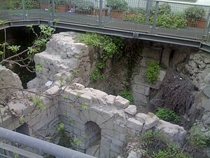 Vestiges de murs grecs dans et à proximité de l'église Sant'Agnello Maggiore à Caponapoli.