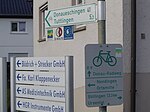 Wegweiser des Donauradweges und Betriebswegweiser in Nendingen