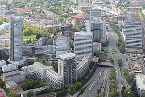 Südviertel von Osten: links RWE-Turm, Mitte hinten Kruppstraße 5 (RWE), davor Huyssenallee 2 (RWE), davor RellingHaus II (Evonik), rechts Postbank-Hochhaus, dahinter RUHR Tower