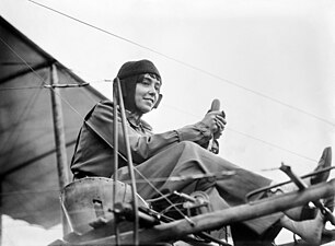 26/03: L'aviadora Hélène Dutrieu en el seu aeroplà (1911)