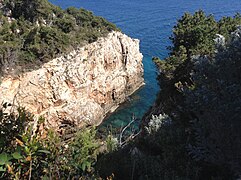 Falaise abrupte à l'île de Lokrum.