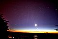 La queue de la comète McNaught était encore visible de l'hémisphère nord après que la comète avait elle disparu depuis longtemps. Cette photo montre également la Lune et Vénus.