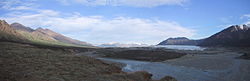 Donjek Valley; jobboldalt a Donjek-gleccser, baloldalt a Donjek-folyó