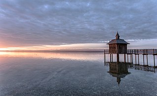 Pavillon des bains au soleil couchant.