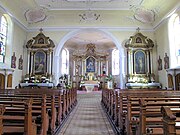 Vue intérieure de la nef vers le chœur avec les autels baroques.