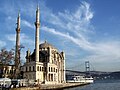 Blick auf Moschee und Brücke der Märtyrer des 15. Juli