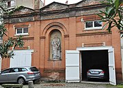 Avizard : anciennes écuries avec statue en terre cuite du XIXe siècle.