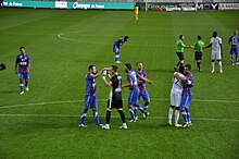 Joueurs se congratulant au terme d'un match.