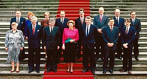 De bordesscène van de ministers van het kabinet-Lubbers III, met in hun midden vooraan koningin Beatrix bij Huis ten Bosch op 7 november 1989