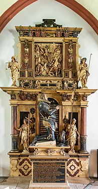 Kloster Walkenried - Das hölzerne Prunk-Epitaph ist dem letzten Hohnsteiner Grafen Ernst VII. gewidmet; es wurde 1602 von der zweiten Gemahlin des Verstorbenen gestiftet und zeigt den Grafen als Vollfigur im Profil vor einem Kruzifix kniend in ewiger Anbetung.