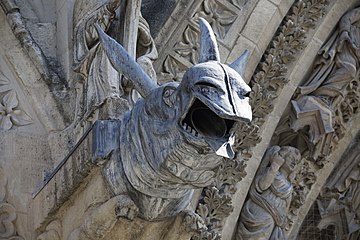 Gargoyle fil-faċċata tal-Punent.