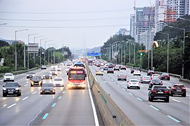 韩国京釜高速公路靠右行驶