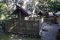 本殿 平成13年（2001年）に拝殿と共に建てられた。右奥には参集所が見える。