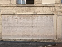 Monument aux morts du lycée Saint-Louis situé au niveau de la cour de gymnastique.