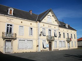 Mairie. À gauche, l'ancienne école publique de filles ; à droite, l'ancienne école publique de garçons devenue bibliothèque municipale.