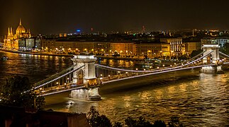 Széchenyi lánchíd at night seen from W