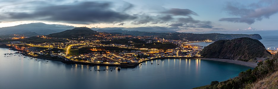 "Vista_de_Horta_desde_Monte_da_Guia,_isla_de_Fayal,_Azores,_Portugal,_2020-07-27,_DD_07-18_HDR_PAN.jpg" by User:Poco a poco