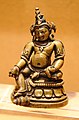 Indien: de:Nationalmuseum Neu-Delhi, Bronzefigur des Jambhala, einer buddhistischen Gottheit des Wohlstandes (siehe Hindi-Gott de:Kubera), Ostindien, Pala-Periode, 11. Jhdt. n. Chr.