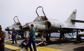 Super-Étendard sur le pont d'envol.