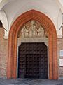 Ingresso con gruppo scultoreo raffigurante la Madonna in trono col Bambino affiancata da S.Francesco e da S.Bernardino opera di Dante Ruffini 1956