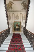 Niel : l'escalier avec le portrait du maréchal Niel.