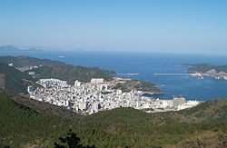 Pemandangan menghadap kota dan pelabuhan Geoje