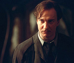 David Thewlis Remus Lupinin roolissa elokuvassa Harry Potter ja Azkabanin vanki.