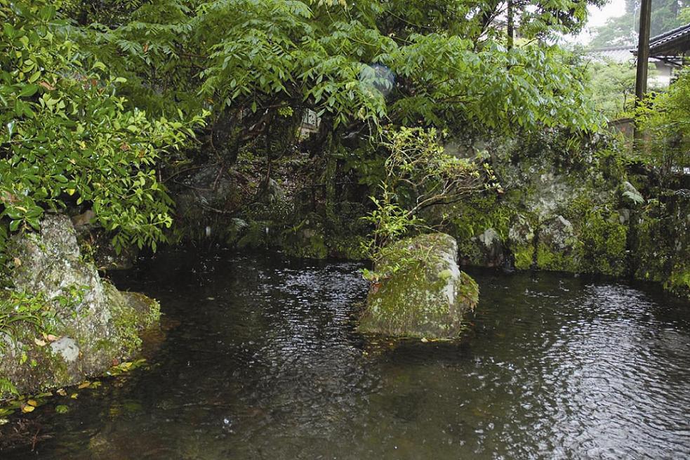 下園妙見様湧水