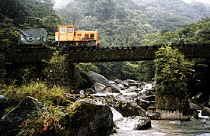 千頭川の渓流とトロッコ