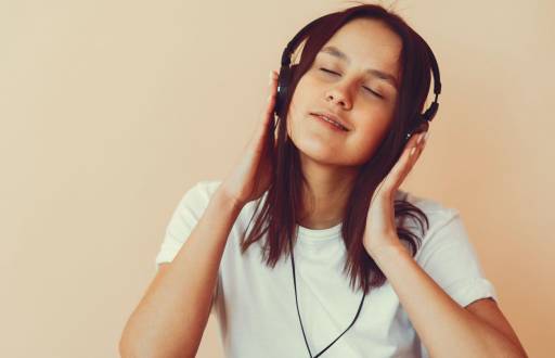 Imagen referencial de mujer escuchando música.