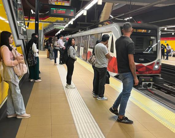 Un grupo de usuarios del Metro de Quito en la estación de Iñaquito, en plena zona financiera y bancaria de la capital.