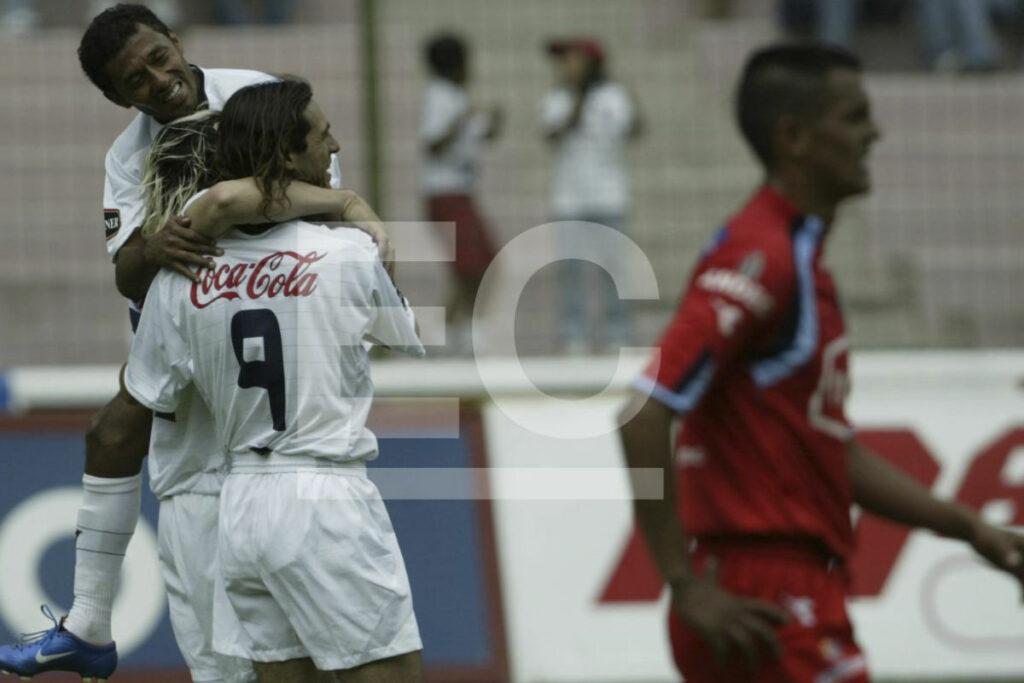 Jugadores de Liga de Quito celebran uno de los goles marcados a El Nacional en el 2005.