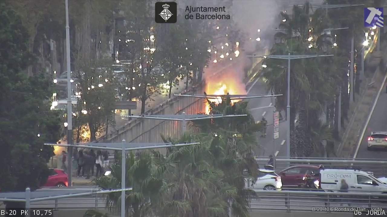 L'incendi d'un vehicle a la Ronda de Dalt de Barcelona complica la circulació en sentit Llobregat