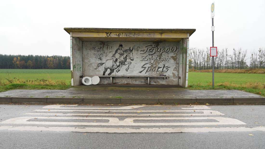 Auch dies gewissermaßen eine ländliche Bushaltestelle mit Toilette, aber doch anders.