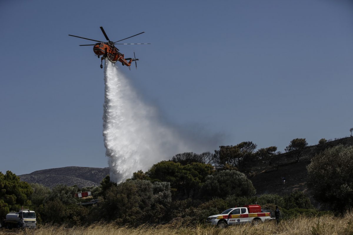 Μαίνεται η φωτιά στο Ξυλόκαστρο: 112 για εκκενώσεις οικισμών – Έκτακτη σύσκεψη Κικίλια