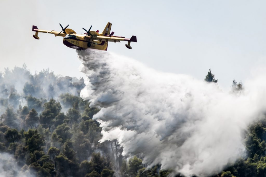 Φωτιά στο Ξυλόκαστρο – Ενισχύθηκαν οι δυνάμεις πυρόσβεσης, επιχειρούν 19 εναέρια μέσα