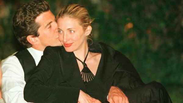 John Kennedy Jr- Carolyn Bessette: Η δραματική ιστορία τους θα γίνει τηλεοπτικό σίριαλ από τον Ryan Murphy