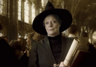 Μάγκι Σμιθ: «Potterheads» σήκωσαν τα ραβδιά τους στον αέρα προς τιμήν της έξω από το Χόγκουαρτς