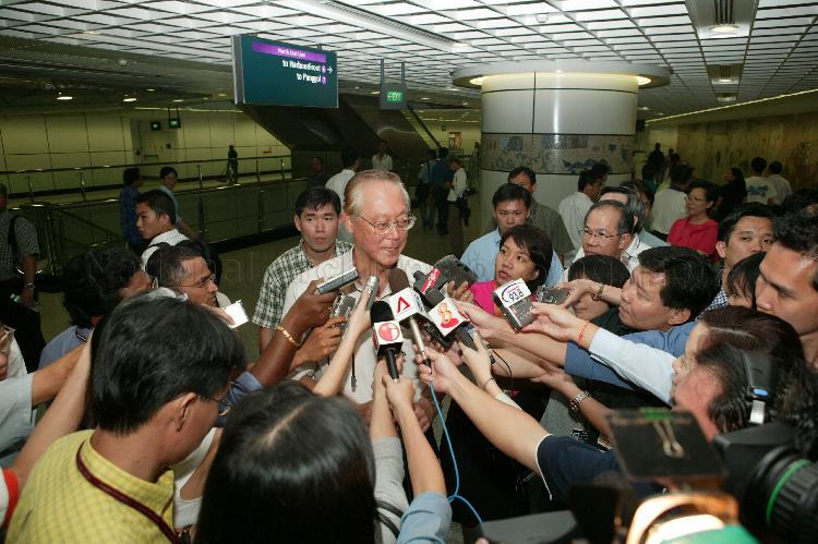 Prime Minister Goh Chok Tong speaking to the media at Dhoby Ghaut Mass Rapid Transit (MRT) interchange station during his tour of the newly-opened North East Line (NEL)