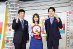 写真撮影に臨む（左から）フジテレビの伊藤利尋アナウンサー、井上清華アナウンサー、生田竜聖アナウンサー＝東京・台場（撮影・中井誠）