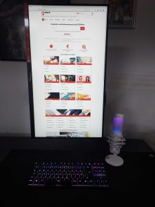 HyperX Armada 27 Gaming Monitor eingeschaltet im Hochformat