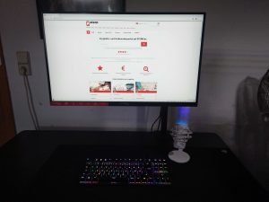 HyperX Armada 27 Gaming Monitor eingeschaltet im Querformat