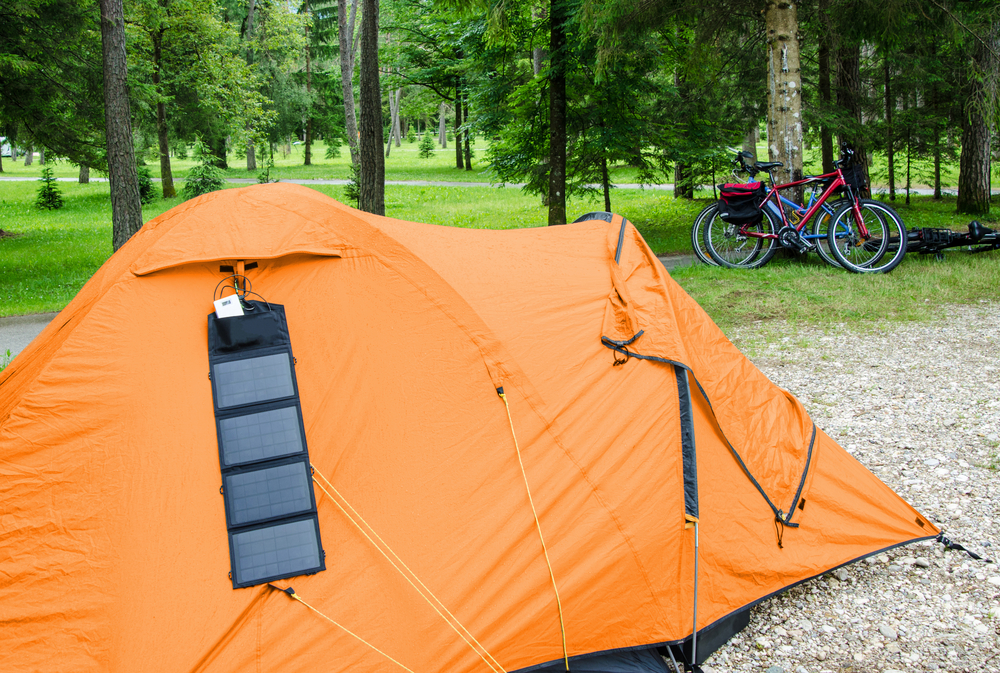 Kleines Solarpanel beim Camping