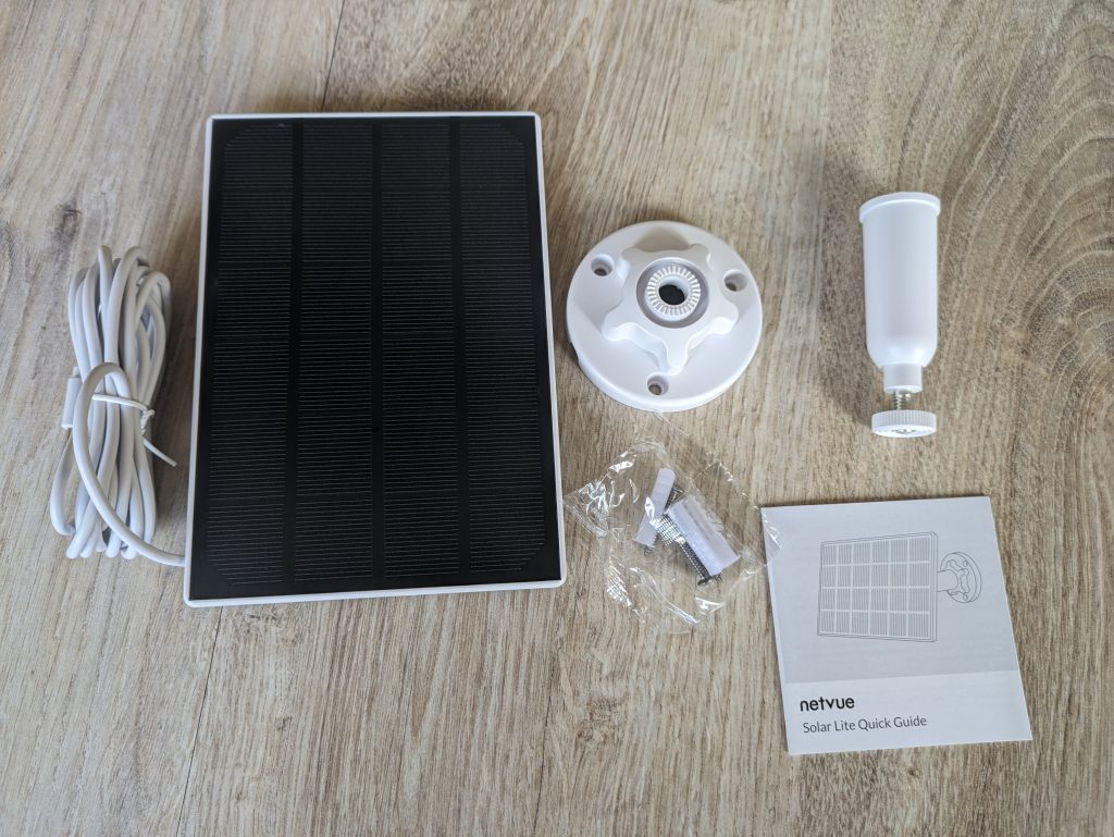 Ausgepacktes Solarpanel mit Zubehör der NETVUE Birdfy Wildkamera