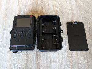 Coolife PH700A Wildkamera mit geöffneten Batteriefach