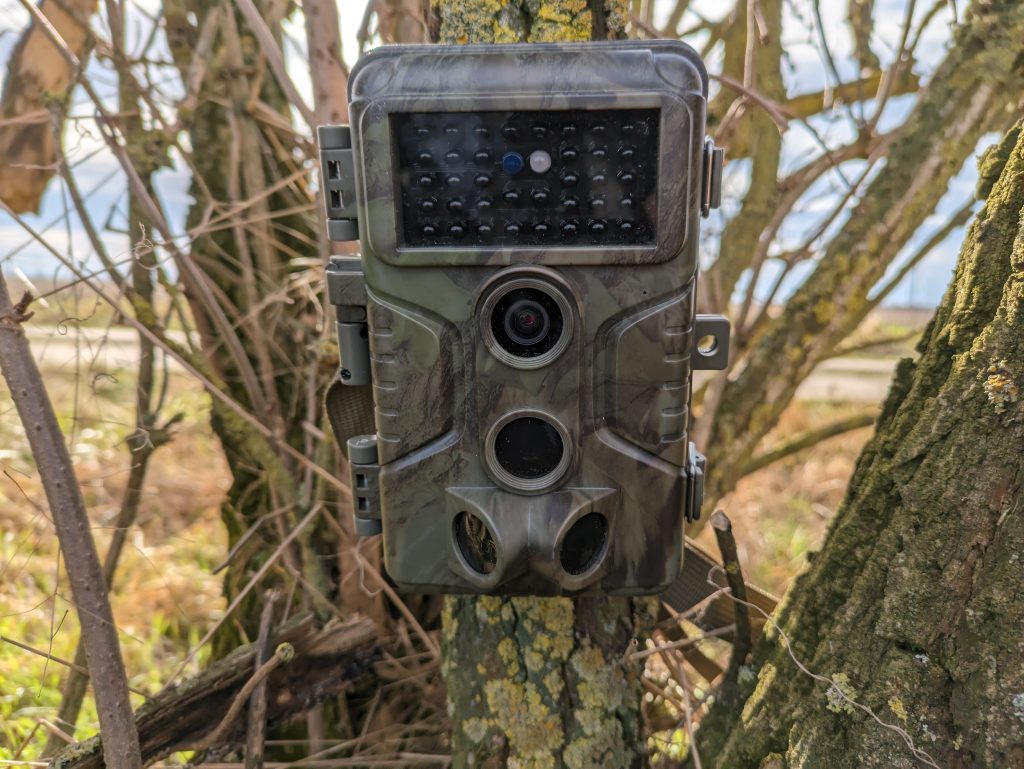 GardePro A3S Wildkamera an einem Baum befestigt