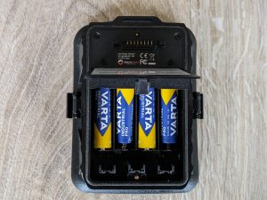 Geöffnetes Batteriefach der SECACAM Raptor Wildkamera