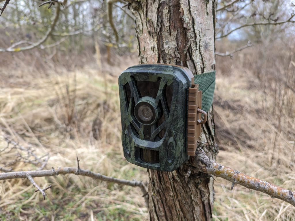 JOH Javelins M1 Wildkamera an einem Baum befestigt