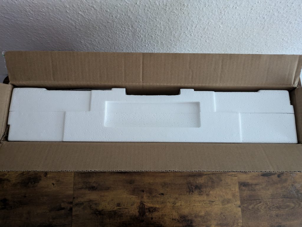 Verpackung des Titan Army P2510S Gaming-Monitors von oben geöffnet